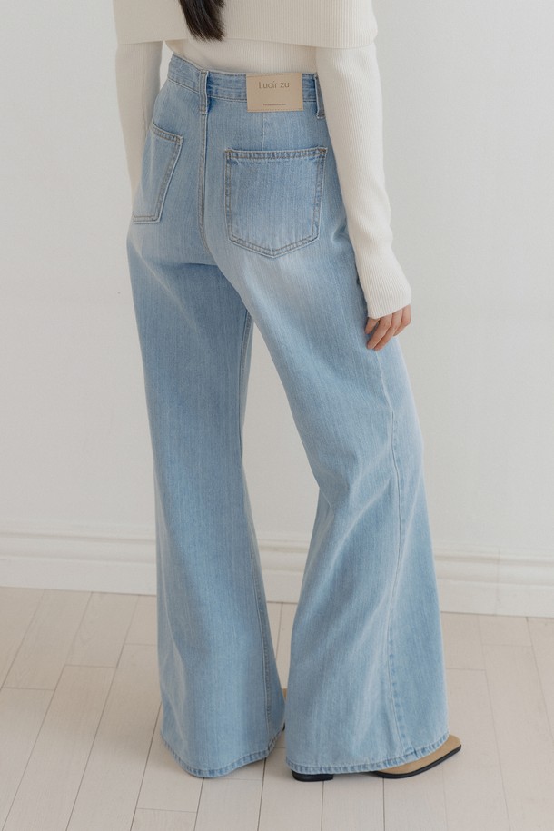 라이트 블루 색상의 와이드 부츠컷 청바지입니다. 면 소재로 제작되어 부드러운 촉감을 선사하며, 레귤러핏으로 편안하게 착용 가능합니다. 하이웨스트 디자인과 커스텀 장식 디테일, 가죽 태그가 더해져 캐주얼하면서도 미니멀한 스타일을 연출합니다. 봄, 여름, 가을 계절에 데이트룩, 쇼핑룩 등 다양한 TPO에 활용하기 좋으며, 베이직하고 클래식한 무드를 더해줍니다. 두꺼운 두께감으로 안정적인 착용감을 선사하는 긴 기장의 무지 청바지입니다.
