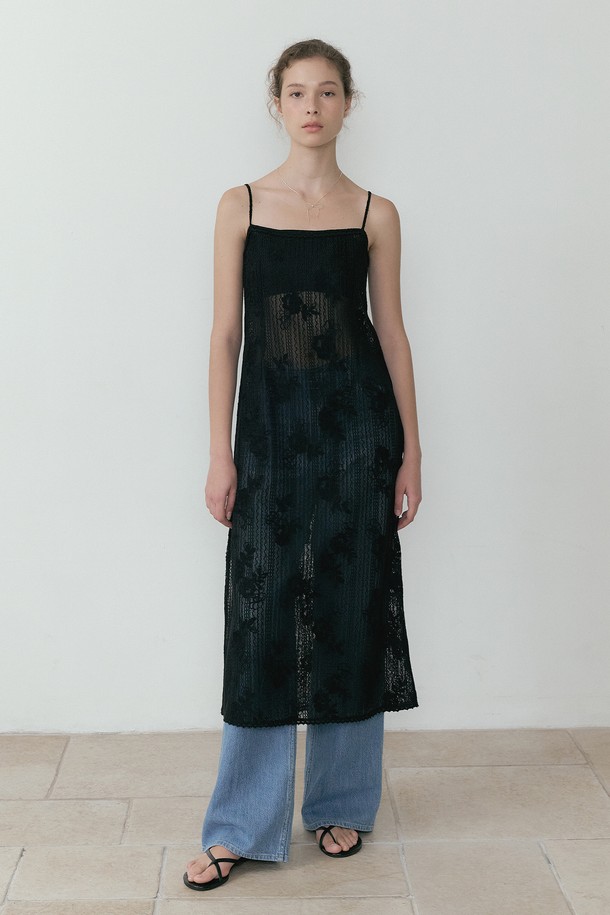 Wildeflower 레이스 민소매 원피스 (블랙)는 페미닌한 무드의 여성 의류입니다. 시스루 레이스 소재와 플라워 패턴이 돋보이며, 스퀘어넥과 루즈핏으로 편안하면서도 여성스러운 실루엣을 연출합니다. 얇은 두께감과 민소매 디자인으로 여름철 시원하게 착용 가능하며, 슬릿 디테일과 레이어드 스타일링으로 다양한 연출이 가능합니다.
