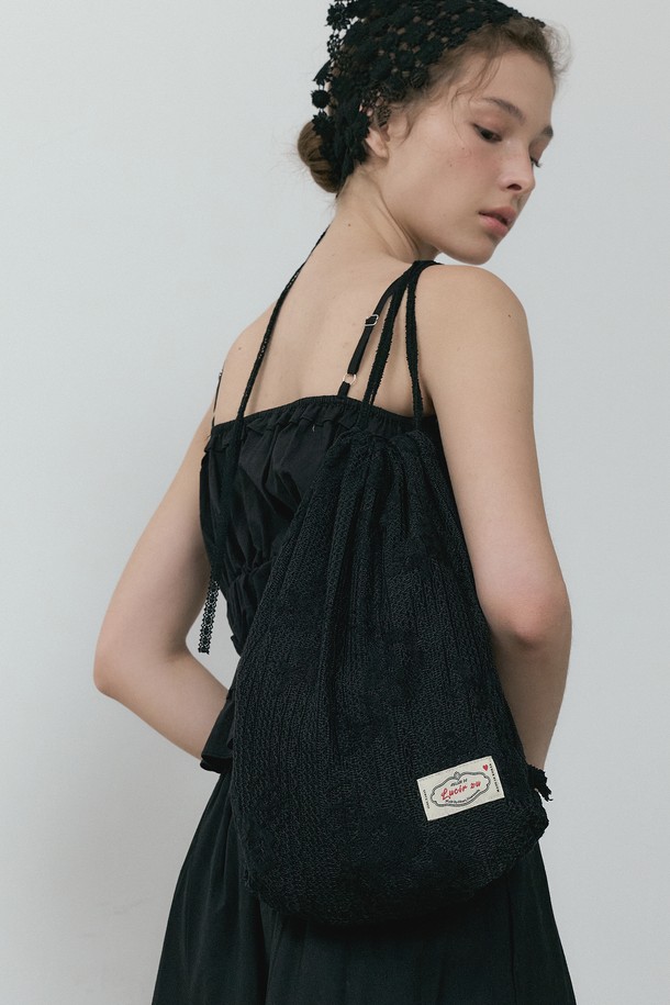 Wildflower 레이스 스트링 백팩(블랙)은 여성스러운 레이스 플라워 패턴과 빈티지 스타일이 돋보이는 백팩입니다. 폴리에스테르 소재로 제작되었으며, 사이즈 조절이 가능한 조임용끈 잠금 방식과 36x38cm의 미디엄 사이즈로 일상에서 활용하기 좋습니다. 캐주얼하면서도 우아한 분위기를 연출하며, 투웨이 스트랩으로 다양한 스타일을 연출할 수 있습니다.
