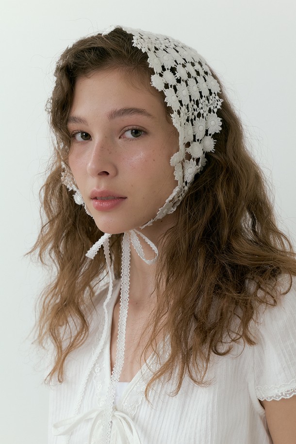 아이보리 컬러의 Lace Scarlett 반다나는 부드러운 면 소재로 제작되어 봄, 여름철에 착용하기 좋습니다. 레이스, 플라워 패턴과 리본 장식이 돋보이며, 얇은 두께감과 높은 신축성으로 편안한 착용감을 선사합니다. 크로셰 스타일의 니트 패턴으로 섬세함을 더했으며, 헤어 액세서리로 다양하게 스타일링할 수 있습니다.
