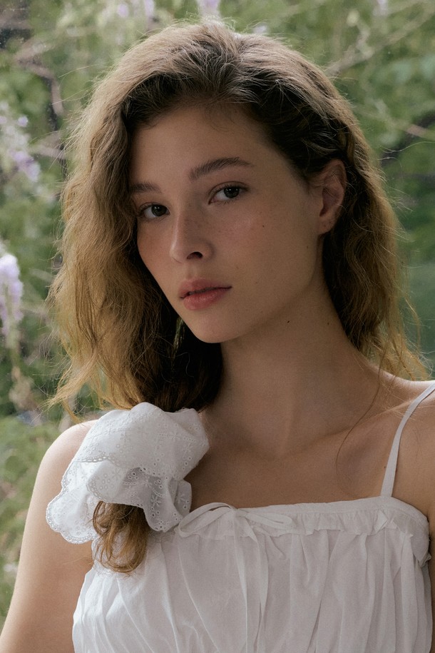 부드러운 면 소재에 레이스 디테일을 더한 아이보리 컬러의 스크런치입니다. 와플 원단과 레이스 소재의 조화가 페미닌하고 캐주얼한 무드를 연출하며, 얇은 두께감으로 봄, 여름철에도 부담 없이 착용할 수 있습니다. 다양한 헤어스타일에 활용 가능하며, 사이즈 조절 기능으로 편안하게 사용할 수 있습니다.
