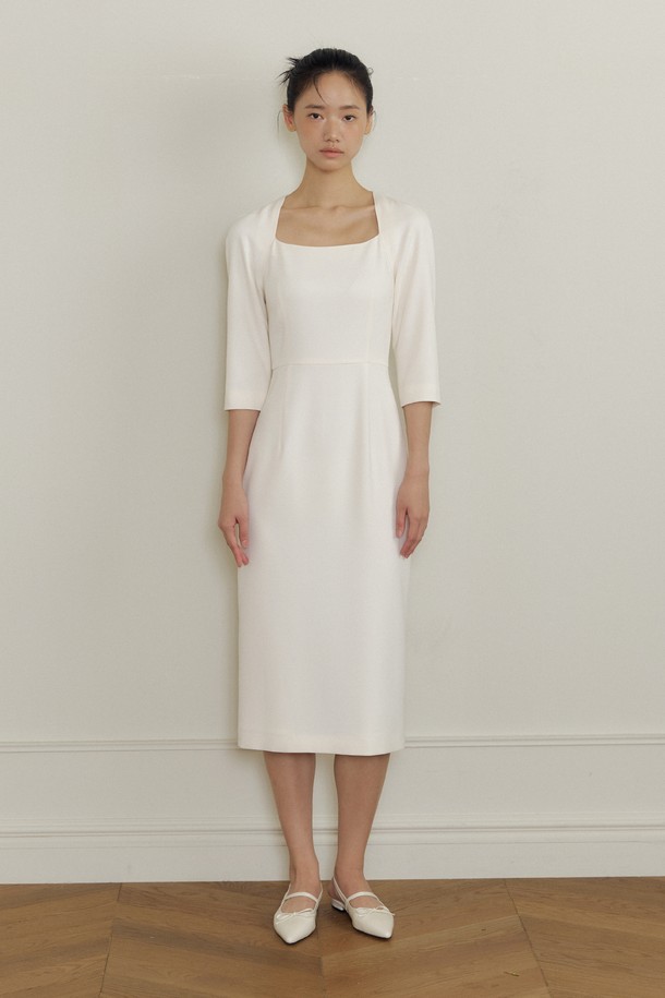 아이보리 컬러의 래글런 스퀘어 넥 드레스는 여성스러운 실루엣을 연출하는 원피스입니다. 미니멀하고 베이직한 디자인으로 데이트룩, 소개팅룩 등 다양한 TPO에 활용하기 좋습니다. H라인 핏과 반소매 기장으로 답답함 없이 시원하게 착용 가능하며, 봄, 여름 시즌에 적합합니다. 래글런 소매와 스퀘어 넥 라인이 더해져 걸리시한 무드를 더합니다. 어떤 스타일에도 잘 어울리는 클래식한 매력의 아이보리 원피스를 만나보세요.
