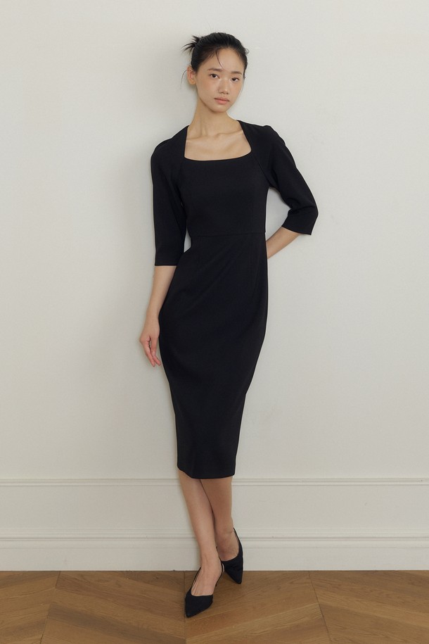 세련된 무드의 래글런 스퀘어 넥 드레스 (블랙)입니다. 봄, 여름, 가을 시즌에 착용하기 좋은 얇은 두께감의 원피스로, 미니멀하고 베이직한 스타일을 연출합니다. 7부 소매와 래글런 디자인이 특징이며, 데이트룩이나 모임룩으로 활용하기 좋습니다. 부드러운 촉감의 레귤러핏으로 편안하게 착용 가능하며, 스퀘어넥 라인이 여성스러움을 더합니다. 무지 디자인으로 어떤 스타일에도 쉽게 매치할 수 있어 활용도가 높습니다.
