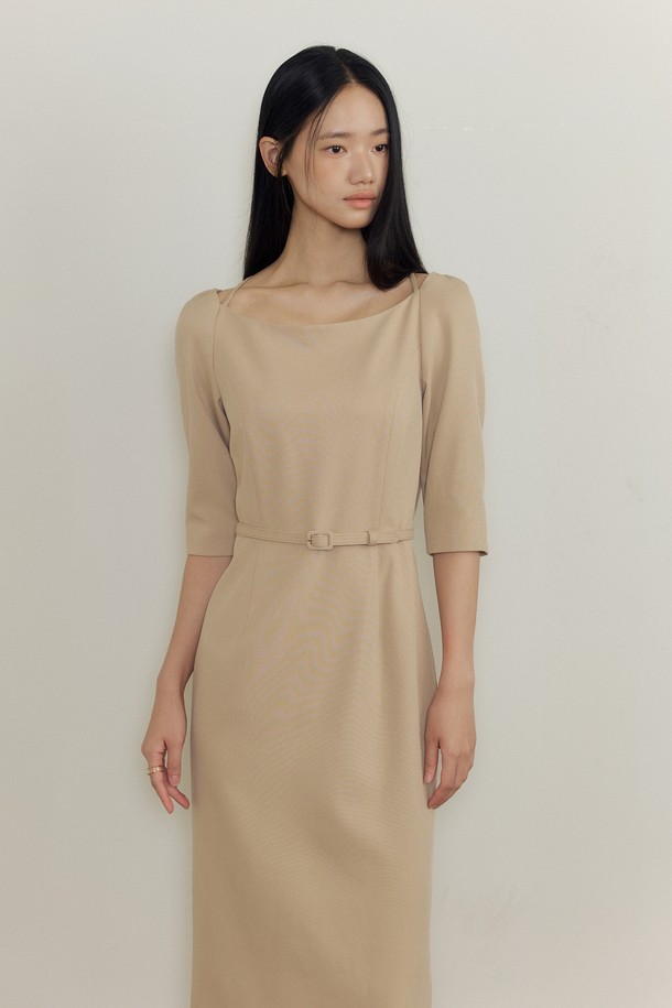베이직한 매력의 Thalia (탈리아) 벨티드 보트넥 원피스입니다. 부드러운 베이지 컬러와 미니멀한 디자인이 특징이며, 봄, 여름 시즌에 활용하기 좋습니다. 허리 벨트 디테일이 더해져 여성스러운 실루엣을 연출하며, H라인 스커트가 다리 라인을 더욱 돋보이게 합니다. 데이트룩, 모임룩 등 다양한 TPO에 어울리는 클래식하고 캐주얼한 스타일을 완성해보세요. 반소매 디자인과 얇은 두께감으로 시원하게 착용할 수 있습니다.
