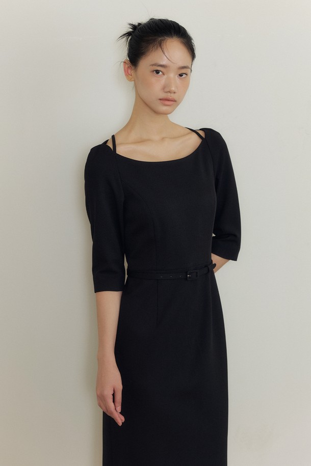 Thalia (탈리아) 벨티드 보트넥 드레스는 여성 고객을 위한 미니멀하고 베이직한 디자인의 원피스입니다. 블랙 컬러의 H라인 슬림핏 원피스로, 보트넥 라인과 벨트 디테일이 특징입니다. 봄, 여름 시즌에 적합하며, 반소매와 무릎 기장으로 시원하게 착용할 수 있습니다. 오피스룩, 데이트룩, 모임룩 등 다양한 TPO에 활용 가능하며, 미니멀, 클래식, 시크 스타일을 연출하기 좋습니다. 얇은 두께감으로 편안한 착용감을 선사합니다.
