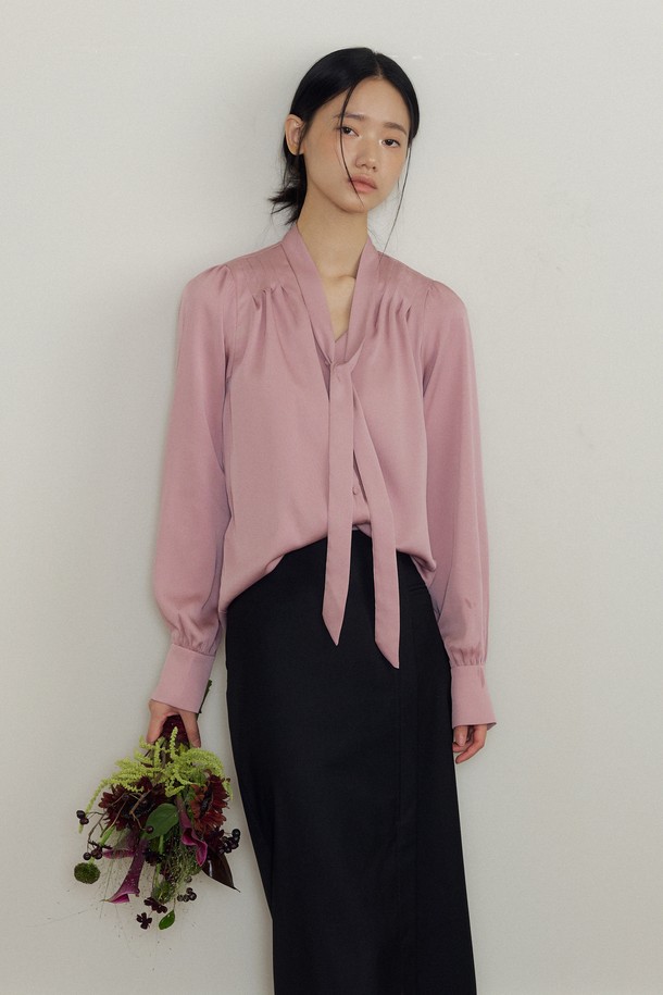뮤트 핑크 컬러의 Soft Drape Tie-Neck V-블라우스는 부드러운 촉감과 우아한 드레이프 디테일이 돋보이는 여성 블라우스입니다. 브이넥과 리본 넥으로 연출 가능한 디자인은 페미닌한 무드를 더하며, 긴 소매와 얇은 두께감으로 봄, 가을에 적합합니다. 루즈핏으로 편안하게 착용 가능하며, 데이트룩, 모임룩, 소개팅룩 등 다양한 TPO에 활용할 수 있습니다. 클래식, 미니멀, 로맨틱 스타일을 즐기는 분들께 추천하며, 타이 디테일이 포인트로 더해져 세련된 느낌을 선사합니다.
