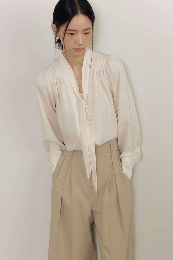 부드러운 드레이프 타이넥 브이 블라우스 (크림)는 여성스러운 실루엣을 강조하는 우아하고 클래식한 상의입니다. 얇고 부드러운 시폰 소재로 제작되어 봄, 가을 시즌에 적합하며, 레귤러핏으로 편안하게 착용할 수 있습니다. 브이넥과 리본넥 스타일을 연출할 수 있는 타이넥 디자인이 특징이며, 긴 소매와 무지 패턴으로 미니멀하고 로맨틱한 분위기를 선사합니다. 데이트룩, 오피스룩, 모임룩 등 다양한 TPO에 활용 가능하며, 부드러운 촉감과 은은한 드레이프 디테일이 고급스러운 느낌을 더합니다.
