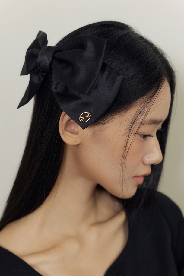 로얄 새틴 보우 헤어 클립 (블랙)은 부드러운 새틴 소재로 제작된, 우아한 분위기의 헤어 액세서리입니다. 검은색 무지 디자인에 큰 리본 장식이 더해져 걸리시, 클래식, 미니멀 스타일을 모두 아우릅니다. 클립형 잠금장치로 간편하게 착용 가능하며, 사계절 내내 다양한 스타일에 포인트를 줄 수 있습니다. 일상 속에서 여성스러운 매력을 돋보이게 해주는 아이템입니다.
