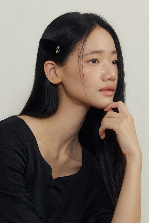 벨벳 엠블럼 헤어 클립(블랙)은 부드러운 벨벳 소재와 심볼 로고 디테일이 돋보이는 여성 헤어 액세서리입니다. 캐주얼부터 우아한 스타일까지 폭넓게 활용 가능하며, 일상 및 예식 등 다양한 용도로 사용할 수 있습니다. 고급스러운 블랙 컬러와 엠블럼 디자인이 세련된 분위기를 더해줍니다.
