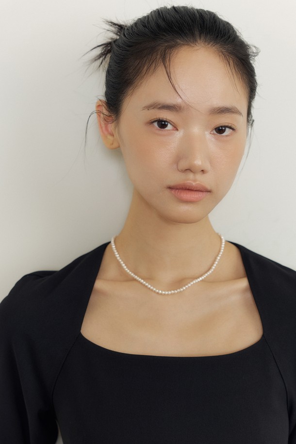 4mm 클래식 담수 진주 목걸이는 여성스러운 매력을 더하는 목걸이입니다. 4mm 크기의 자연 담수 진주가 섬세하게 세팅되어 은은한 광택을 선사하며, 미니멀하고 클래식한 스타일을 연출합니다. 925 실버 소재로 제작되어 고급스러움을 더하고, 38.5cm부터 42cm까지 길이 조절이 가능하여 편안하게 착용할 수 있습니다. 데이트룩 또는 모임룩에 잘 어울리는 디자인으로, 다양한 스타일에 매치하여 세련된 분위기를 연출해보세요.
