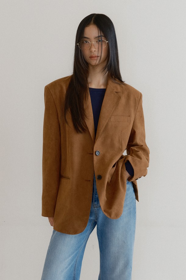 부드러운 스웨이드 소재의 Suede Belted Overfit 재킷 (브라운)으로, 가을과 겨울을 위한 완벽한 선택입니다. 오버핏 디자인에 벨트 디테일이 더해져 미니멀하면서도 클래식한 분위기를 연출하며, 투웨이 스타일링으로 다양한 룩을 소화할 수 있습니다. 싱글 버튼 여밈 방식과 레귤러 기장의 상의, 긴 소매가 특징이며, 브라운 베이지와 버건디 두 가지 컬러로 제공됩니다. 데이트룩, 오피스룩, 겨울 데일리룩 등 다양한 TPO에 활용 가능하며, 시크한 스타일을 완성해 보세요. 클린 실루엣과 프리미엄 디테일이 돋보이는 이 재킷은 당신의 스타일 지수를 한층 높여줄 것입니다.
