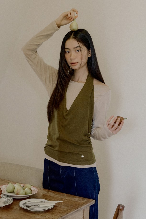 올리브 색상의 Cowl Tank & Boatneck Top 세트는 여성스러운 매력을 더하는 탑 세트입니다. 부드러운 텐셀, 울, 스판덱스 혼방 소재로 제작되어 편안한 착용감을 선사하며, 슬림핏 디자인으로 바디라인을 아름답게 강조합니다. 카울넥 탱크탑과 보트넥 긴소매 탑으로 구성되어 있어 다양한 스타일 연출이 가능하며, 미니멀하고 우아한 무드를 자아냅니다. 데이트룩, 모임룩, 카페룩 등 TPO에 구애받지 않고 시크하고 클래식한 스타일을 완성할 수 있습니다. 세트 구성으로 실용성을 높였으며, 컬러 트림 디자인이 세련된 포인트를 더합니다.
