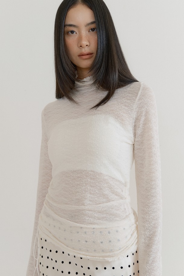 레이스 스트링 터틀넥 탑 (크림)은 여성스러운 무드를 연출하는 터틀넥 상의입니다. 부드러운 폴리에스터와 스판덱스 혼방 소재로 제작되어 신축성 있는 착용감을 선사하며, 가을, 겨울 시즌에 적합합니다. 옆면 레이스 스트링 디테일과 셔링 효과가 페미닌한 포인트를 더하며, 레귤러핏으로 편안하게 착용 가능합니다. 데이트룩, 모임룩, 겨울 데일리룩 등 다양한 TPO에 클래식, 미니멀, 로맨틱 스타일로 연출해보세요. 레이어드하여 더욱 풍성한 스타일링을 즐길 수 있습니다.
