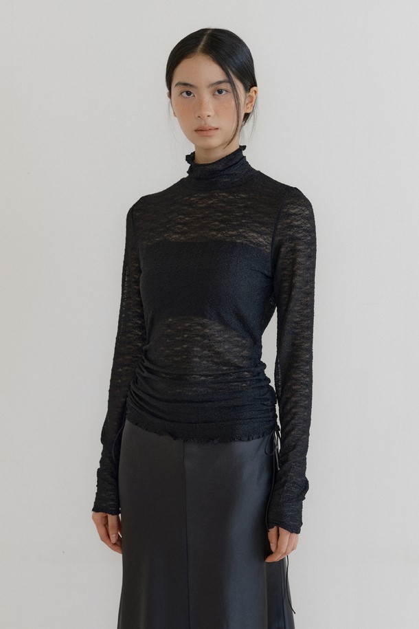 레이스 스트링 터틀넥 탑 (블랙)은 페미닌하고 로맨틱한 무드를 연출하는 여성 의류입니다. 가을, 겨울 시즌에 어울리는 얇은 두께감의 긴소매 터틀넥으로, 슬림핏 디자인이 특징입니다. 부드러운 촉감의 폴리에스테르와 스판덱스 혼방 소재에 레이스 패턴이 더해져 여성스러운 매력을 극대화합니다. 사이드 스트링 디테일과 레이어드 스타일 연출이 가능하며, 데이트룩, 모임룩, 겨울 데일리룩 등 다양한 TPO에 활용할 수 있습니다. 클래식, 로맨틱, 미니멀 스타일을 즐겨 입는 분들께 추천합니다.
