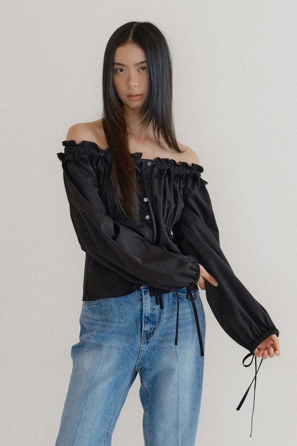 Benjamin 프릴 레이스 블라우스(black)는 로맨틱하고 우아한 무드를 연출하는 여성 블라우스입니다. 얇고 부드러운 면 소재에 섬세한 레이스 패턴과 프릴 디테일, 레이스 테이프 장식으로 여성스러움을 더했습니다. 오프숄더 네크라인과 긴 소매, 루즈핏 디자인으로 편안하면서도 세련된 핏을 선사하며, 숄더 밴딩으로 안정감을 높였습니다. 데이트룩, 카페룩, 모임룩 등 다양한 TPO에 활용하여 로맨틱, 클래식, 걸리시 스타일을 완성해보세요.
