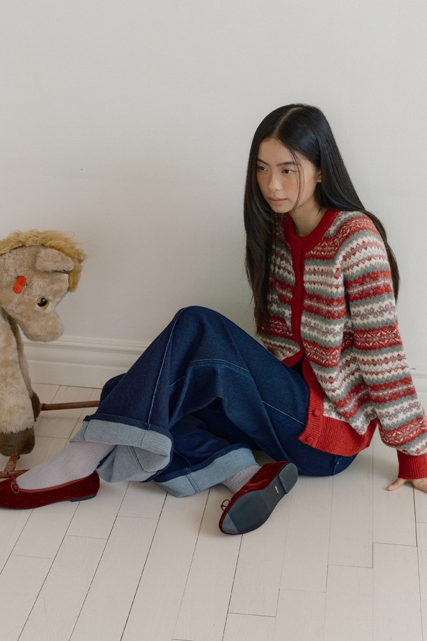 페어 아일 래글런 스웨터 가디건(레드)은 캐주얼과 클래식 스타일을 모두 아우르는 여성용 니트 가디건입니다. 가을과 겨울에 어울리는 두꺼운 두께감과 부드러운 촉감, 빈티지 스타일 버튼으로 포인트를 더했습니다. 래글런 소매 디자인이 편안한 착용감을 선사하며, 다양한 데이트룩, 겨울 데일리룩, 모임룩에 활용하기 좋습니다. 라운드넥에 페어아일 패턴이 돋보이는 이 가디건은 세련된 멋을 연출합니다. 네이비, 레드, 크림 세 가지 컬러로 만나보세요.
