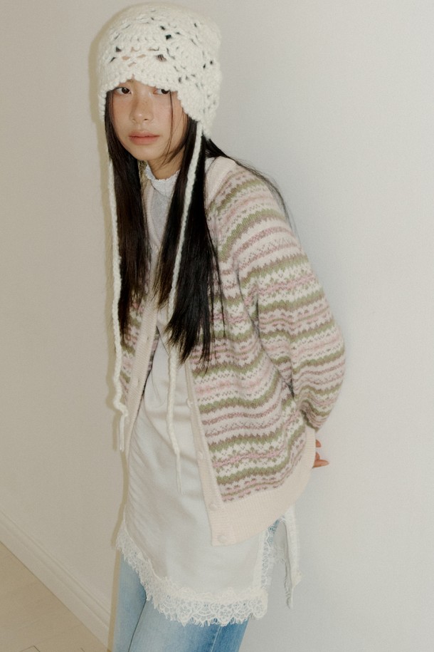 페어 아일 라글란 스웨터 가디건(크림)은 가을, 겨울 시즌 캐주얼하고 클래식한 무드를 연출하는 여성용 니트 가디건입니다. 두꺼운 두께감과 부드러운 촉감의 니트 소재로 제작되었으며, 라글란 슬리브와 후드 디테일이 특징입니다. 크림, 네이비, 레드의 세 가지 컬러로 출시되었으며, 레귤러핏의 긴소매 디자인으로 일상, 집콕룩, 산책룩 등 다양한 TPO에 활용 가능합니다. 빈티지 스타일 버튼이 포인트로 더해져 미니멀한 스타일에 포인트를 더합니다.
