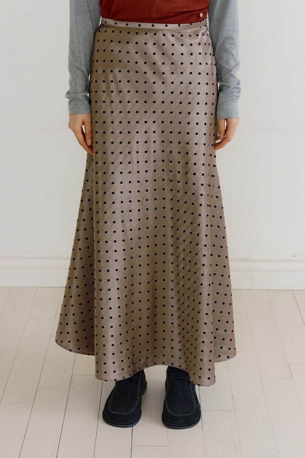 새틴 풀 랭스 플레어 스커트(브라운)는 여성스러운 무드를 자아내는 A라인 플레어 스커트입니다. 부드러운 촉감의 폴리에스테르 새틴 소재로 제작되어 은은한 광택과 고급스러운 분위기를 선사합니다. 앵클 길이와 바이어스 컷 디테일이 다리 라인을 더욱 아름답게 연출하며, 사이드 지퍼로 편안하게 착용할 수 있습니다. 데이트룩, 모임룩, 카페룩 등 다양한 TPO에 활용 가능하며, 클래식, 미니멀, 로맨틱 스타일 모두 소화 가능한 활용도 높은 아이템입니다. 사계절 내내 즐겨 입을 수 있는 매력적인 브라운 컬러의 스커트입니다.
