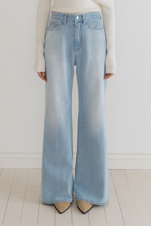 라이트 블루 색상의 와이드 부츠컷 청바지입니다. 면 소재로 제작되어 부드러운 촉감을 선사하며, 레귤러핏으로 편안하게 착용 가능합니다. 하이웨스트 디자인과 커스텀 장식 디테일, 가죽 태그가 더해져 캐주얼하면서도 미니멀한 스타일을 연출합니다. 봄, 여름, 가을 계절에 데이트룩, 쇼핑룩 등 다양한 TPO에 활용하기 좋으며, 베이직하고 클래식한 무드를 더해줍니다. 두꺼운 두께감으로 안정적인 착용감을 선사하는 긴 기장의 무지 청바지입니다.
