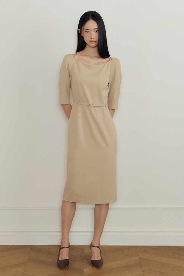 베이직한 매력의 Thalia (탈리아) 벨티드 보트넥 원피스입니다. 부드러운 베이지 컬러와 미니멀한 디자인이 특징이며, 봄, 여름 시즌에 활용하기 좋습니다. 허리 벨트 디테일이 더해져 여성스러운 실루엣을 연출하며, H라인 스커트가 다리 라인을 더욱 돋보이게 합니다. 데이트룩, 모임룩 등 다양한 TPO에 어울리는 클래식하고 캐주얼한 스타일을 완성해보세요. 반소매 디자인과 얇은 두께감으로 시원하게 착용할 수 있습니다.

