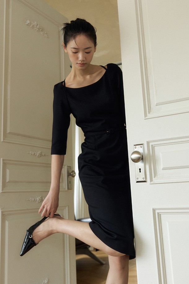 Thalia (탈리아) 벨티드 보트넥 드레스는 여성 고객을 위한 미니멀하고 베이직한 디자인의 원피스입니다. 블랙 컬러의 H라인 슬림핏 원피스로, 보트넥 라인과 벨트 디테일이 특징입니다. 봄, 여름 시즌에 적합하며, 반소매와 무릎 기장으로 시원하게 착용할 수 있습니다. 오피스룩, 데이트룩, 모임룩 등 다양한 TPO에 활용 가능하며, 미니멀, 클래식, 시크 스타일을 연출하기 좋습니다. 얇은 두께감으로 편안한 착용감을 선사합니다.
