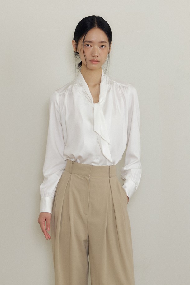 실큰 스카프 블라우스 (아이보리)는 우아하고 클래식한 무드를 선사하는 여성 의류입니다. 부드러운 실크 소재로 제작되어 은은한 광택과 고급스러운 촉감을 느낄 수 있으며, 얇은 두께감으로 봄, 여름, 가을 시즌에 활용하기 좋습니다. 스카프넥 디자인과 긴 소매, 레귤러핏으로 오피스룩, 모임룩, 소개팅룩 등 다양한 TPO에 잘 어울립니다. 아이보리 컬러와 무지 패턴으로 미니멀하면서도 세련된 스타일을 연출할 수 있습니다.
