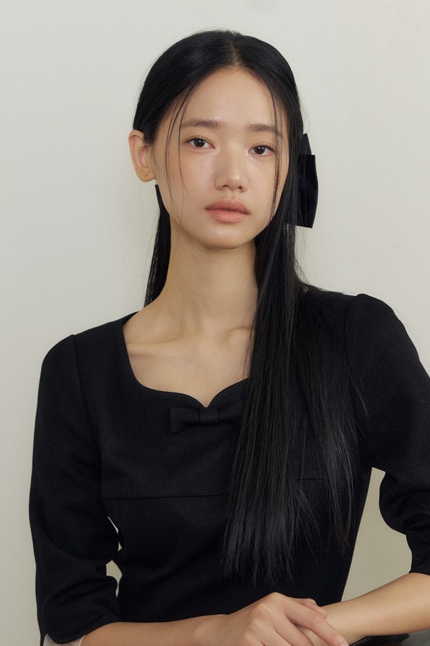 로얄 새틴 보우 헤어 클립 (블랙)은 부드러운 새틴 소재로 제작된, 우아한 분위기의 헤어 액세서리입니다. 검은색 무지 디자인에 큰 리본 장식이 더해져 걸리시, 클래식, 미니멀 스타일을 모두 아우릅니다. 클립형 잠금장치로 간편하게 착용 가능하며, 사계절 내내 다양한 스타일에 포인트를 줄 수 있습니다. 일상 속에서 여성스러운 매력을 돋보이게 해주는 아이템입니다.
