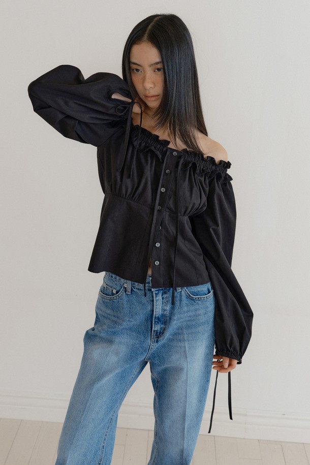 Benjamin 프릴 레이스 블라우스(black)는 로맨틱하고 우아한 무드를 연출하는 여성 블라우스입니다. 얇고 부드러운 면 소재에 섬세한 레이스 패턴과 프릴 디테일, 레이스 테이프 장식으로 여성스러움을 더했습니다. 오프숄더 네크라인과 긴 소매, 루즈핏 디자인으로 편안하면서도 세련된 핏을 선사하며, 숄더 밴딩으로 안정감을 높였습니다. 데이트룩, 카페룩, 모임룩 등 다양한 TPO에 활용하여 로맨틱, 클래식, 걸리시 스타일을 완성해보세요.
