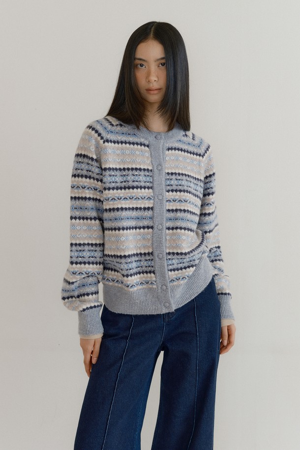 네이비 컬러의 페어아일 래글런 스웨터 가디건입니다. 부드러운 울 소재로 제작되어 가을, 겨울 시즌 따뜻하고 포근하게 착용할 수 있습니다. 래글런 슬리브와 후드 디테일, 빈티지 스타일 버튼이 특징이며, 레귤러핏으로 캐주얼한 무드를 연출합니다. 겨울 데일리룩, 집콕룩, 산책룩 등 다양한 TPO에 활용하기 좋은 아이템입니다. 클래식하고 미니멀한 스타일을 즐기는 여성분들께 추천합니다.
