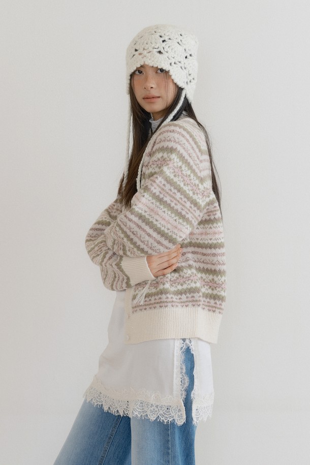 페어 아일 라글란 스웨터 가디건(크림)은 가을, 겨울 시즌 캐주얼하고 클래식한 무드를 연출하는 여성용 니트 가디건입니다. 두꺼운 두께감과 부드러운 촉감의 니트 소재로 제작되었으며, 라글란 슬리브와 후드 디테일이 특징입니다. 크림, 네이비, 레드의 세 가지 컬러로 출시되었으며, 레귤러핏의 긴소매 디자인으로 일상, 집콕룩, 산책룩 등 다양한 TPO에 활용 가능합니다. 빈티지 스타일 버튼이 포인트로 더해져 미니멀한 스타일에 포인트를 더합니다.
