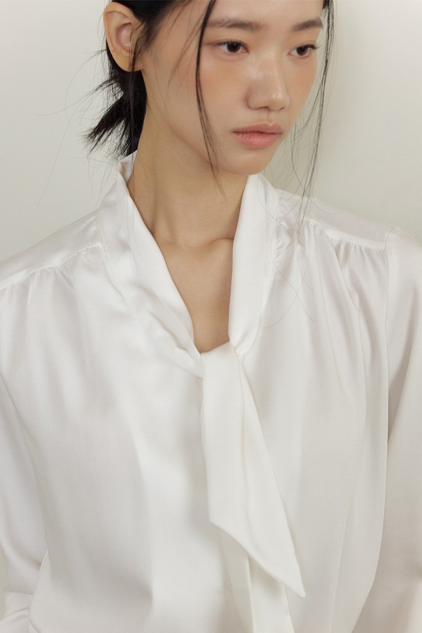 실큰 스카프 블라우스 (아이보리)는 우아하고 클래식한 무드를 선사하는 여성 의류입니다. 부드러운 실크 소재로 제작되어 은은한 광택과 고급스러운 촉감을 느낄 수 있으며, 얇은 두께감으로 봄, 여름, 가을 시즌에 활용하기 좋습니다. 스카프넥 디자인과 긴 소매, 레귤러핏으로 오피스룩, 모임룩, 소개팅룩 등 다양한 TPO에 잘 어울립니다. 아이보리 컬러와 무지 패턴으로 미니멀하면서도 세련된 스타일을 연출할 수 있습니다.
