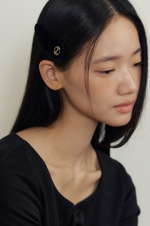 Velvet Emblem Hair Clip (black)