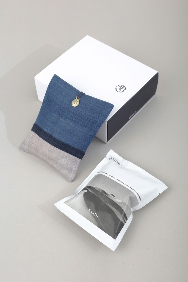 [ONDO] 모시 조각보 퍼퓸 사쉐는 옷장, 차량, 실내 공간에 향기를 더해주는 35g 용량의 방향제입니다. 자연스러운 내추럴 또는 블루 컬러의 모시 조각보에 EARTH (우디), WATER (플로럴), FIRE (스파이시), AIR (프레쉬)의 은은한 향을 담았습니다. 가볍고 끈 길이 조절이 가능하며, 리필 교체와 수작업으로 제작되어 더욱 특별합니다.
