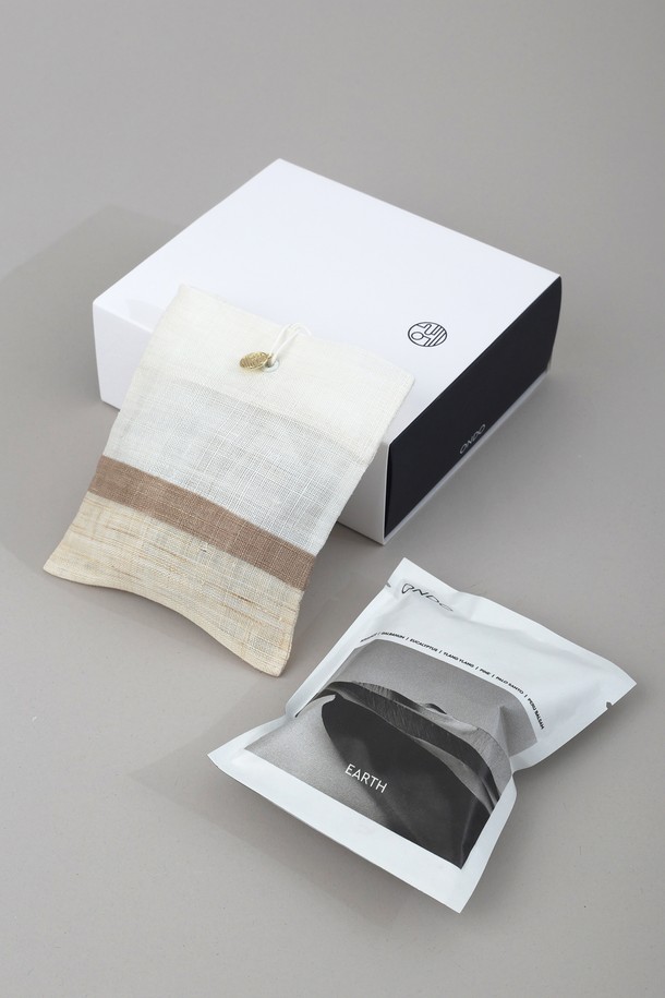 [ONDO] 모시 조각보 퍼퓸 사쉐는 옷장, 차량, 실내 공간에 은은한 향기를 더하는 35g 용량의 방향제입니다. 천연 소재인 모시와 운모를 사용하여 수공예로 제작되었으며, 전통 조각보 디자인이 섬세한 아름다움을 선사합니다. EARTH (우디향), WATER (플로럴향), FIRE (스파이시향), AIR (프레시향) 4가지 향으로 구성되어 있으며, 리필하여 오랫동안 사용할 수 있습니다.
