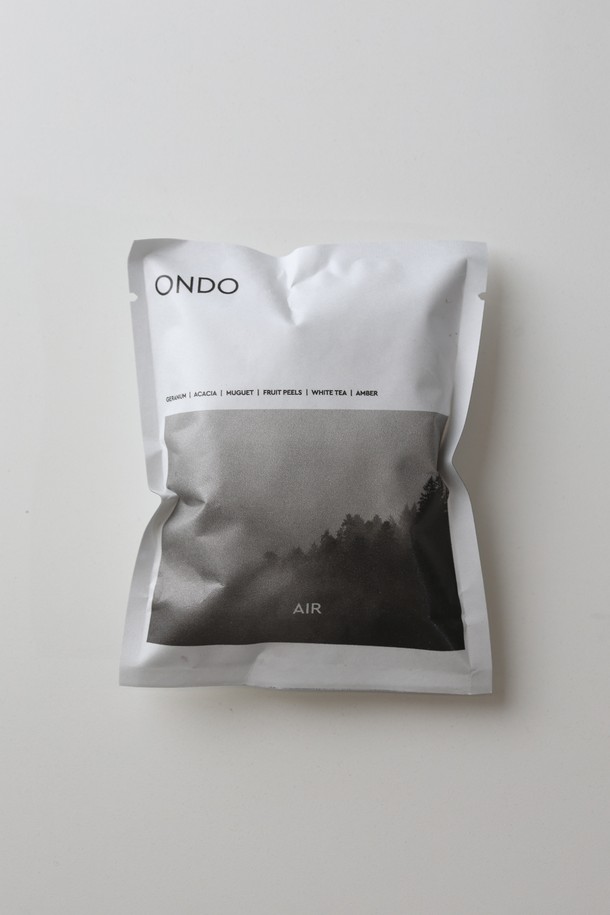 [ONDO] 퍼퓸 사쉐 리필용 파우치는 옷장, 차량 등 좁은 공간에 은은한 향기를 더해주는 방향제입니다. 1000도 이상 고온으로 가열 처리된 질석과 향료의 조합으로, Earth, Water, Fire, Air 네 가지 향을 35g 용량으로 만나볼 수 있습니다. 가볍고 다공성 구조로 향 보유력과 발산력이 뛰어나며, 리필용 스톤을 부직포 백에 넣어 파우치에 장착하고 끈 길이를 조절하여 편리하게 사용할 수 있습니다.
