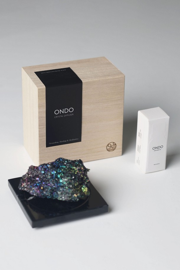 [ONDO] 크리스탈 스톤 디퓨저 세트는 은은한 향기와 아름다운 인테리어 효과를 동시에 선사하는 선물 세트입니다. 고급스러운 우드 박스에 담긴 크리스탈 스톤은 자연스러운 분위기를 연출하며, 블랙과 우드 컬러 중 선택 가능합니다. 아로마테라피를 즐길 수 있는 디퓨저 오일 4종을 취향에 맞게 선택하여 사용할 수 있습니다. 선물용으로도 훌륭하며, 공간에 은은한 향을 더해 편안한 휴식을 취할 수 있도록 도와줍니다.
