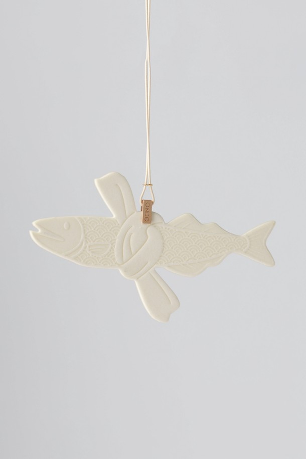 액막이 명태 프래그런스 태그 월광은 은은한 향을 담아 자동차 실내를 산뜻하게 만들어주는 방향제입니다. 종이와 향료를 주요 소재로 사용했으며, 명태 모양 디자인과 태슬 장식이 귀여운 분위기를 더합니다. 걸이형으로 제작되어 차량 내부에 간편하게 걸어 사용할 수 있습니다. 화이트 컬러의 명태 프래그런스 태그는 차량 인테리어에 포인트를 주며, 은은한 향으로 쾌적한 드라이빙 환경을 조성합니다. 액막이 명태 프래그런스 태그 월광으로 향기로운 드라이빙을 즐겨보세요.
