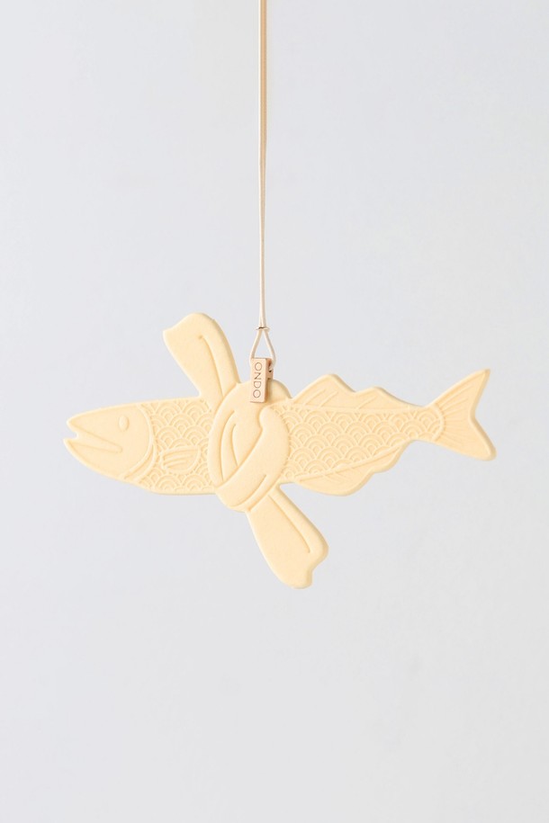 액막이 명태 프래그런스 태그 일모는 차량용 방향제입니다. 오렌지 색상의 명태 모양 디자인으로, 차량 내부에 은은한 향기를 선사합니다. 걸이형 타입으로 차량 내 원하는 위치에 간편하게 걸어 사용할 수 있습니다. 명태의 귀여운 모습과 함께 싱그러운 향으로 운전하는 동안 즐거움을 더합니다.
