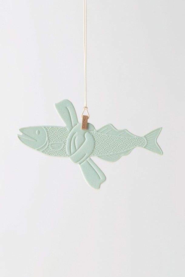 액막이 명태 프래그런스 태그 성진은 자동차에 걸어두는 방향제입니다. 민트 색상의 명태 모양 디자인으로, 차량 내부 공간에 은은한 향기를 선사합니다. 걸이형 타입으로 차량 내부에 간편하게 설치하여 사용할 수 있습니다. 산뜻한 향으로 쾌적한 드라이빙 환경을 조성해줍니다. 차량 내부 인테리어 소품으로도 활용 가능합니다.
