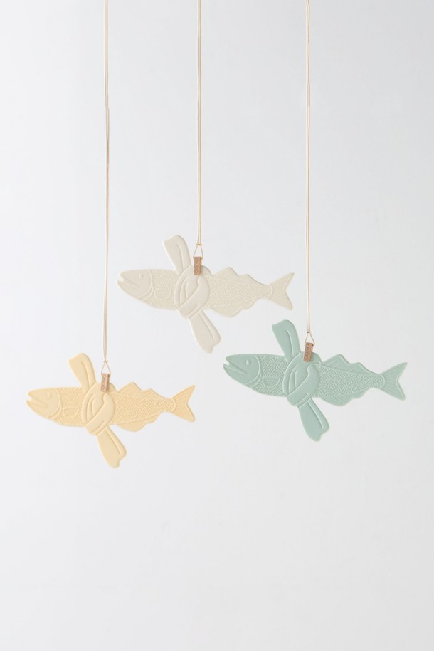 액막이 명태 프래그런스 태그 3가지 향 선물세트는 자동차 내부에 은은한 향기를 선사하는 종이 방향제입니다. 걸이형 디자인으로 차량 어디에든 간편하게 걸어 사용할 수 있으며, 화이트와 민트 색상에 물고기 무늬가 더해져 귀여운 디자인을 자랑합니다. 3가지 향으로 구성되어 취향에 따라 원하는 향을 선택하여 사용할 수 있습니다. 프래그런스 태그 형태로, 차량 내부 공간을 향기롭게 채워줍니다.
