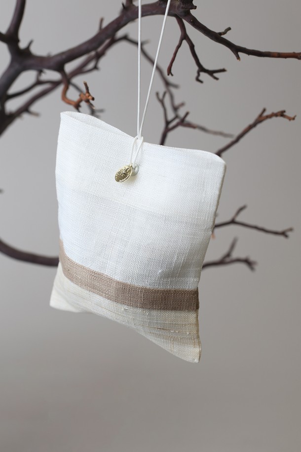 [ONDO] 모시 조각보 퍼퓸 사쉐는 옷장, 차량, 실내 공간에 은은한 향기를 더하는 35g 용량의 방향제입니다. 천연 소재인 모시와 운모를 사용하여 수공예로 제작되었으며, 전통 조각보 디자인이 섬세한 아름다움을 선사합니다. EARTH (우디향), WATER (플로럴향), FIRE (스파이시향), AIR (프레시향) 4가지 향으로 구성되어 있으며, 리필하여 오랫동안 사용할 수 있습니다.
