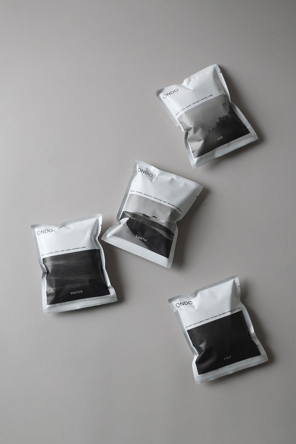 [ONDO] 퍼퓸 사쉐 리필용 파우치는 옷장, 차량 등 좁은 공간에 은은한 향기를 더해주는 방향제입니다. 1000도 이상 고온으로 가열 처리된 질석과 향료의 조합으로, Earth, Water, Fire, Air 네 가지 향을 35g 용량으로 만나볼 수 있습니다. 가볍고 다공성 구조로 향 보유력과 발산력이 뛰어나며, 리필용 스톤을 부직포 백에 넣어 파우치에 장착하고 끈 길이를 조절하여 편리하게 사용할 수 있습니다.
