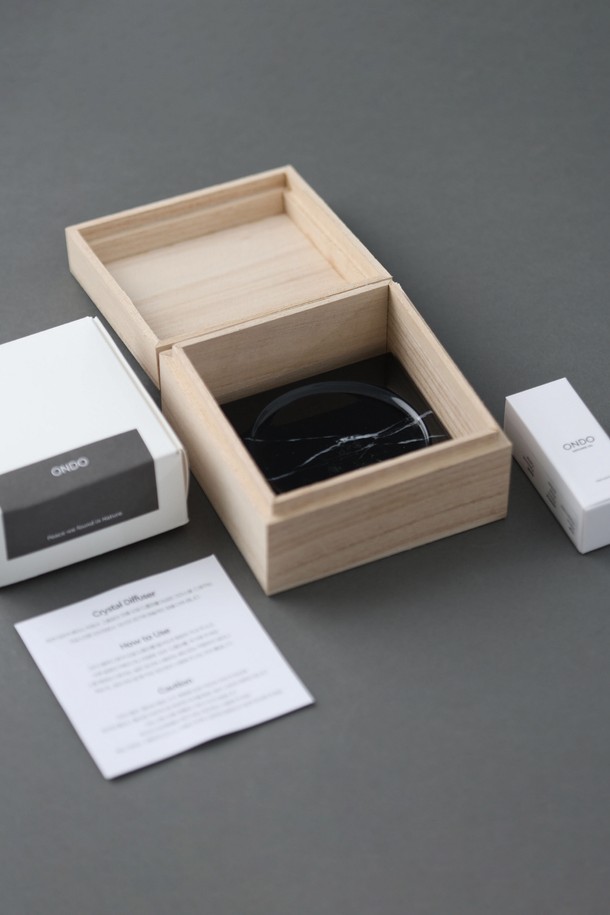 [ONDO] 크리스탈 스톤 디퓨저 세트는 은은한 향기와 아름다운 인테리어 효과를 동시에 선사하는 선물 세트입니다. 고급스러운 우드 박스에 담긴 크리스탈 스톤은 자연스러운 분위기를 연출하며, 블랙과 우드 컬러 중 선택 가능합니다. 아로마테라피를 즐길 수 있는 디퓨저 오일 4종을 취향에 맞게 선택하여 사용할 수 있습니다. 선물용으로도 훌륭하며, 공간에 은은한 향을 더해 편안한 휴식을 취할 수 있도록 도와줍니다.
