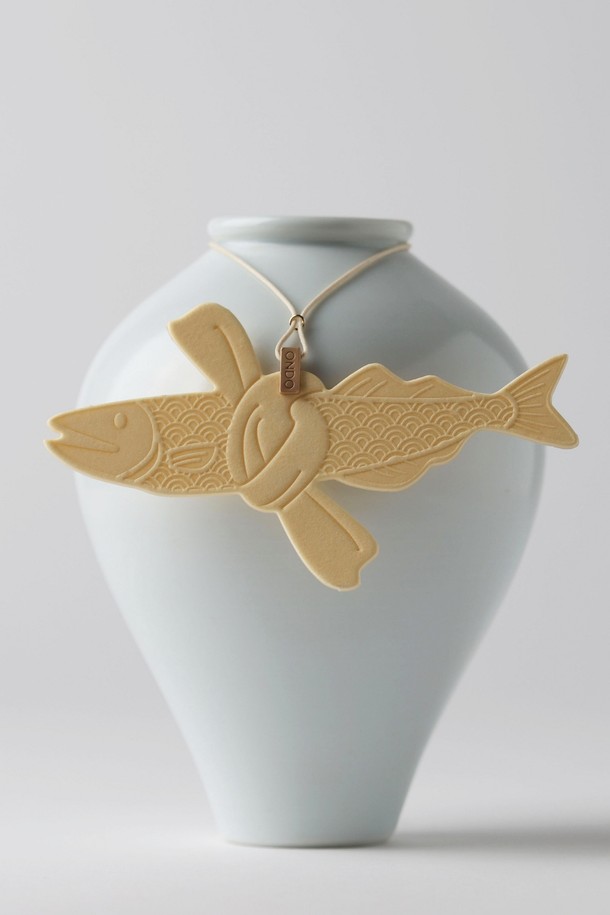 액막이 명태 프래그런스 태그 3가지 향 선물세트는 자동차 내부에 은은한 향기를 선사하는 종이 방향제입니다. 걸이형 디자인으로 차량 어디에든 간편하게 걸어 사용할 수 있으며, 화이트와 민트 색상에 물고기 무늬가 더해져 귀여운 디자인을 자랑합니다. 3가지 향으로 구성되어 취향에 따라 원하는 향을 선택하여 사용할 수 있습니다. 프래그런스 태그 형태로, 차량 내부 공간을 향기롭게 채워줍니다.
