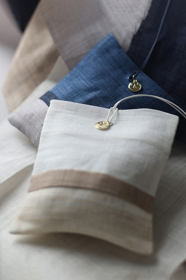 [ONDO] 모시 조각보 퍼퓸 사쉐는 옷장, 차량, 실내 공간에 은은한 향기를 더하는 35g 용량의 방향제입니다. 천연 소재인 모시와 운모를 사용하여 수공예로 제작되었으며, 전통 조각보 디자인이 섬세한 아름다움을 선사합니다. EARTH (우디향), WATER (플로럴향), FIRE (스파이시향), AIR (프레시향) 4가지 향으로 구성되어 있으며, 리필하여 오랫동안 사용할 수 있습니다.
