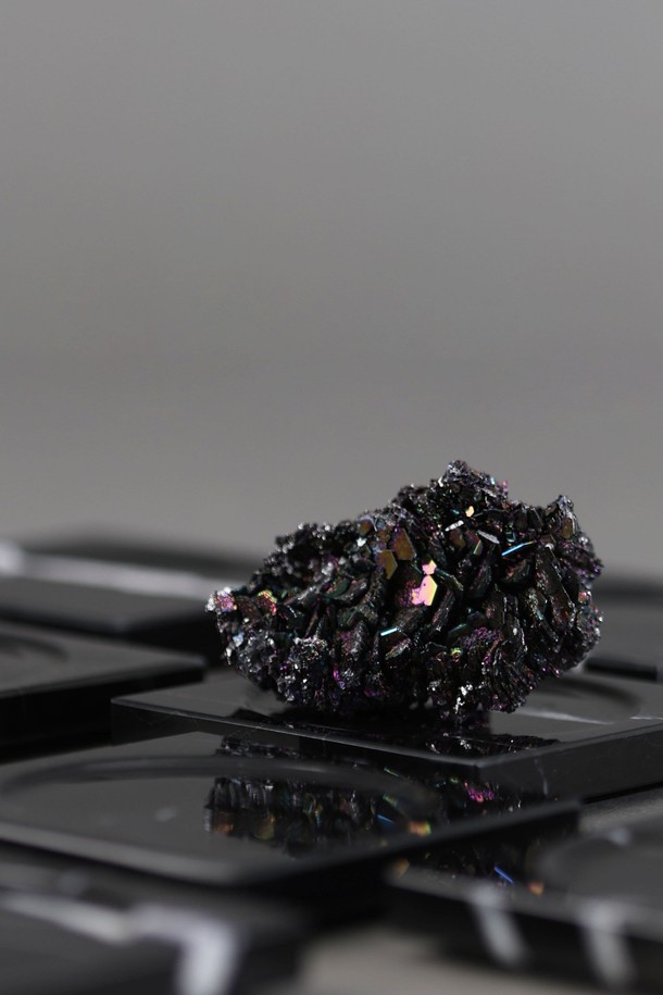 [ONDO] 크리스탈 스톤 디퓨저 세트는 은은한 향기와 아름다운 인테리어 효과를 동시에 선사하는 선물 세트입니다. 고급스러운 우드 박스에 담긴 크리스탈 스톤은 자연스러운 분위기를 연출하며, 블랙과 우드 컬러 중 선택 가능합니다. 아로마테라피를 즐길 수 있는 디퓨저 오일 4종을 취향에 맞게 선택하여 사용할 수 있습니다. 선물용으로도 훌륭하며, 공간에 은은한 향을 더해 편안한 휴식을 취할 수 있도록 도와줍니다.
