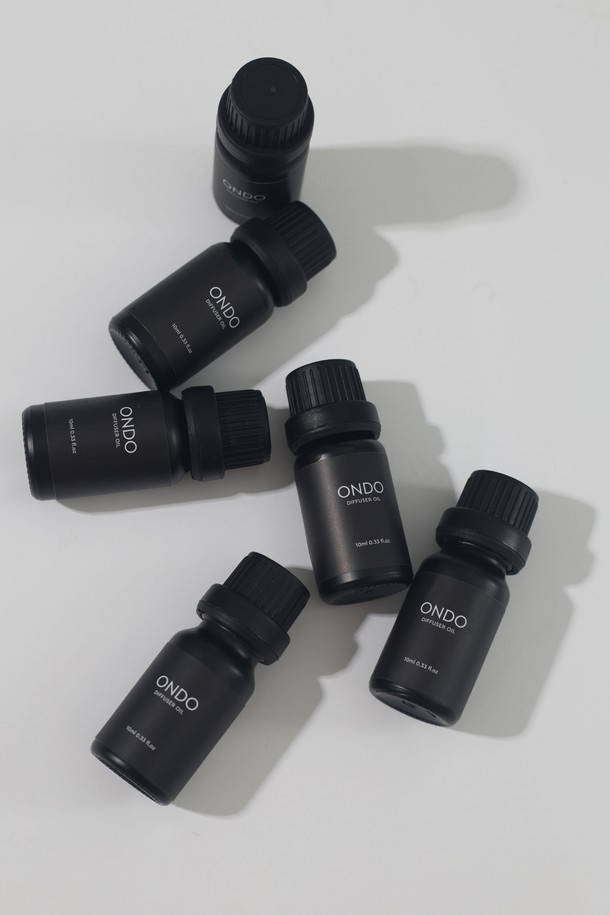 ONDO(온도) 스톤 디퓨저 오일 10ml입니다. 실내 방향 용도로 사용하며, 미니멀한 디자인과 블랙 용기가 특징입니다. 스톤 디퓨저용 리필 오일로, 10ml 용량입니다. 오일 타입으로, ONDO(온도) 브랜드 제품입니다. 패키지는 디퓨저 오일과 박스로 구성되어 있습니다.
