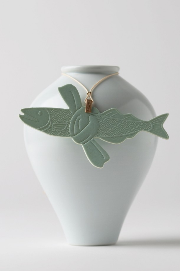 액막이 명태 프래그런스 태그 월광은 은은한 향을 담아 자동차 실내를 산뜻하게 만들어주는 방향제입니다. 종이와 향료를 주요 소재로 사용했으며, 명태 모양 디자인과 태슬 장식이 귀여운 분위기를 더합니다. 걸이형으로 제작되어 차량 내부에 간편하게 걸어 사용할 수 있습니다. 화이트 컬러의 명태 프래그런스 태그는 차량 인테리어에 포인트를 주며, 은은한 향으로 쾌적한 드라이빙 환경을 조성합니다. 액막이 명태 프래그런스 태그 월광으로 향기로운 드라이빙을 즐겨보세요.
