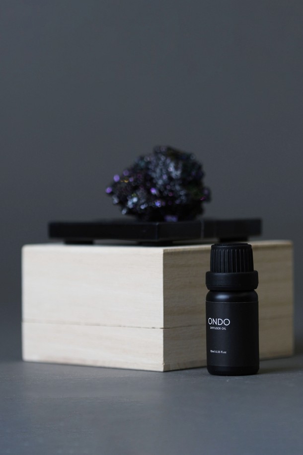 [ONDO] 크리스탈 스톤 디퓨저 세트는 은은한 향기와 아름다운 인테리어 효과를 동시에 선사하는 선물 세트입니다. 고급스러운 우드 박스에 담긴 크리스탈 스톤은 자연스러운 분위기를 연출하며, 블랙과 우드 컬러 중 선택 가능합니다. 아로마테라피를 즐길 수 있는 디퓨저 오일 4종을 취향에 맞게 선택하여 사용할 수 있습니다. 선물용으로도 훌륭하며, 공간에 은은한 향을 더해 편안한 휴식을 취할 수 있도록 도와줍니다.
