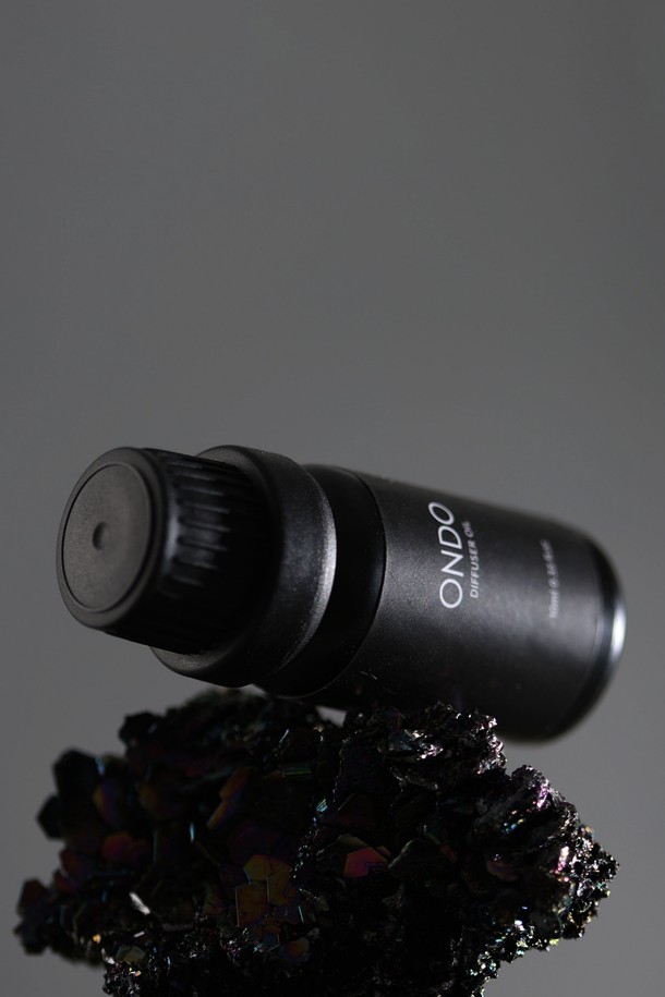 ONDO(온도) 스톤 디퓨저 오일 10ml입니다. 실내 방향 용도로 사용하며, 미니멀한 디자인과 블랙 용기가 특징입니다. 스톤 디퓨저용 리필 오일로, 10ml 용량입니다. 오일 타입으로, ONDO(온도) 브랜드 제품입니다. 패키지는 디퓨저 오일과 박스로 구성되어 있습니다.
